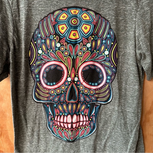 Larva Sugar Skull Colorful Short Sleeve Heather Gray Crew Neck Tee - Picture 8 of 9